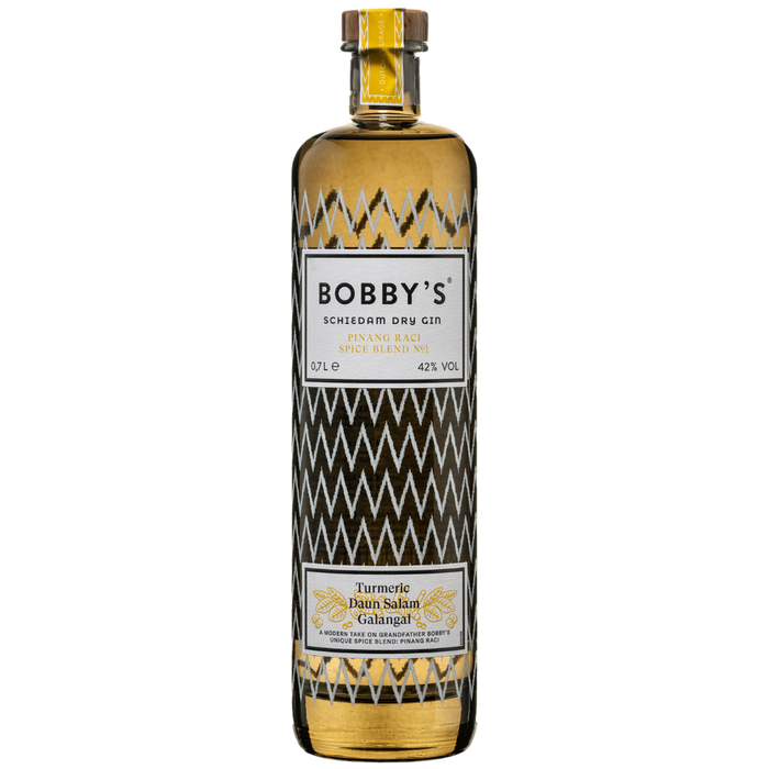 Gin Bobby's Pinang Raci Spiced is een kruidige gin die de connectie laat zien tussen Nederlands vakmanschap en de aromatische tradities van Indonesië.