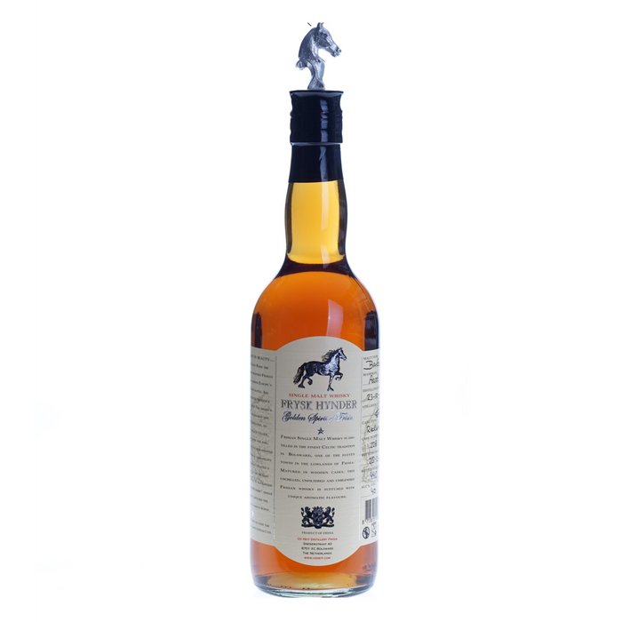 Whiskey Frysk Hinder Wine Cask is een whiskey uit Friesland en bevat fruitige geuren met subtiele tonen van hout en graan.