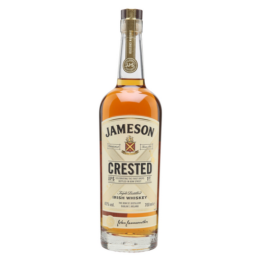 Whiskey Jameson Crested is een Ierse whiskey en heeft diepe sherryinvloeden met een hint van pot still kruiden, gebrand hout en een vleugje vanille.